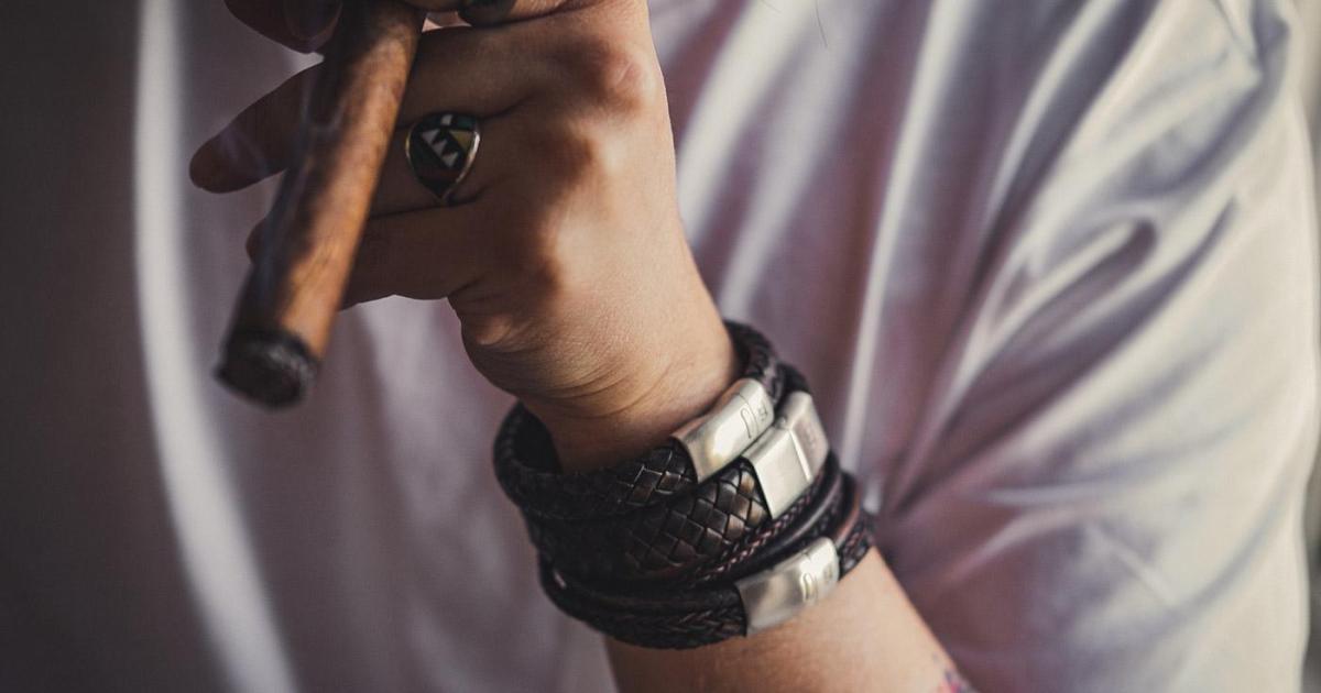 La Montre Suisse Coûteuse Fait Place À Des Bracelets En Cuir Élégants!
