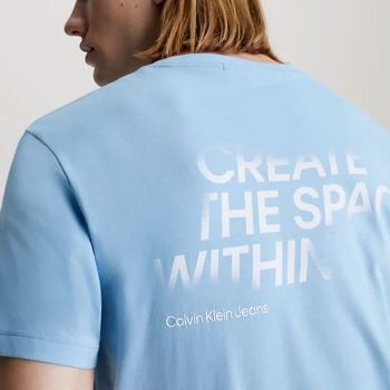 Calvin Klein Koszulka z hasłem na plecach - jasnoniebieska