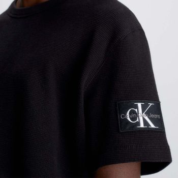 Calvin Klein Logo Badge Waffel-T-Shirt - Schwarz