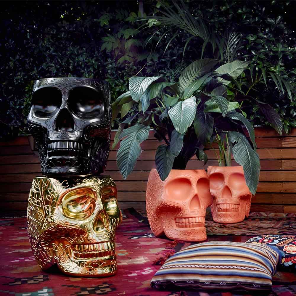 Qeeboo   頭蓋骨の形をした　スツール Qeeboo Mexico Skull Metal Finish - Sidetable/ Stool