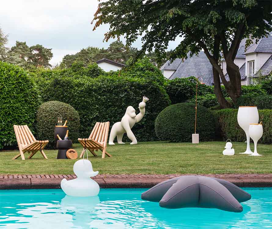 LuxuryForMen_Outdoor_Setting_02