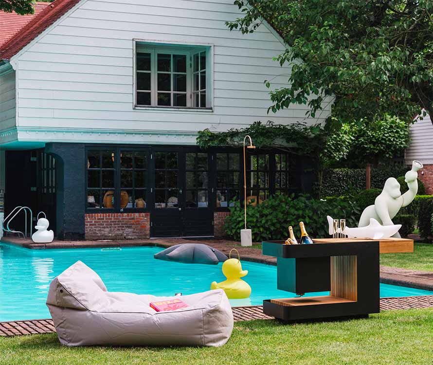 LuxuryForMen_Outdoor_Setting_03